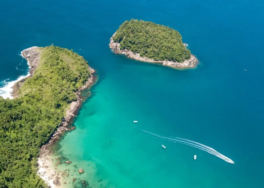 Passeio pelas Ilhas Norte de Ubatuba - Ilha do Prumirim com águas cristalinas