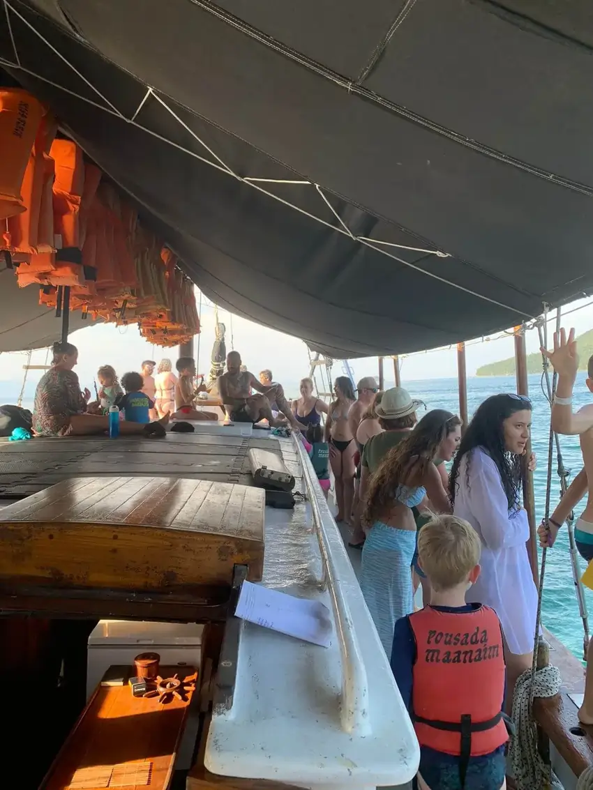 Passeio de escuna para Ilha Anchieta em Ubatuba - Praia das 7 Fontes com águas cristalinas