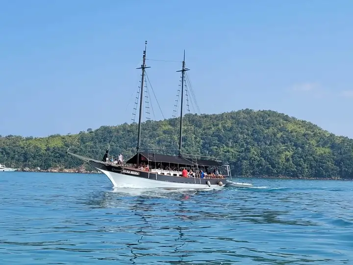 Ilha Anchieta Ubatuba - Vista aérea da ilha com vegetação preservada