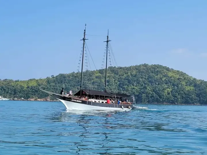 Passeio de escuna em Anchieta